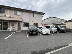 明るい外観の建物