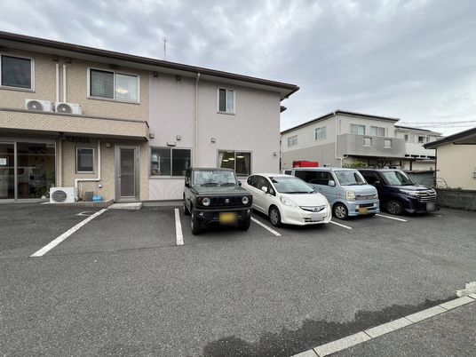 明るい外観の建物
