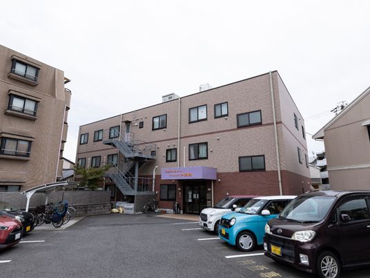 施設の外観と駐車場