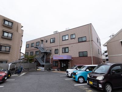 施設の外観と駐車場