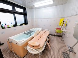快適な設備の浴室