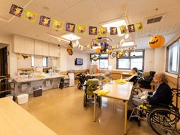 ハロウィン装飾の食堂