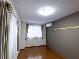 シンプルな居室の様子
