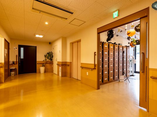 光が差し込む廊下