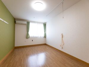 広々とした明るい居室