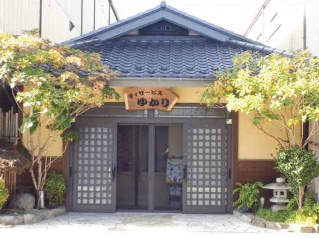 和風のエントランス エントランス   和風のたたずまいが印象的な出入口です。植栽に囲まれ、落ち着いた雰囲気で訪れやすい印象です。