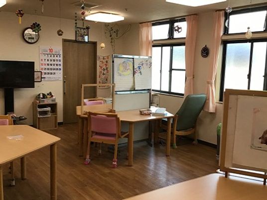 窓辺の明るい多目的室  