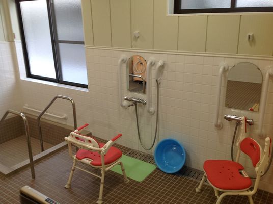 手すり付き浴室  
