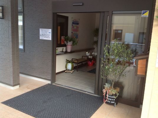 花飾りのあるエントランス  