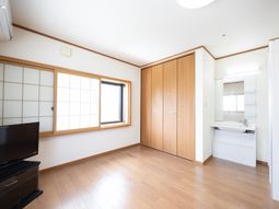 明るい個室の居室  