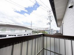 住宅街を望むバルコニー  