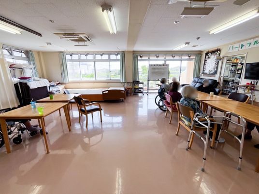 広々とした明るい部屋