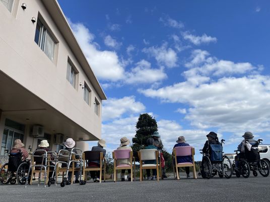 笑顔で接するスタッフ中庭