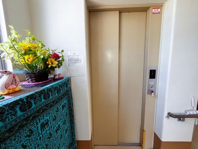 明るいエレベーター前