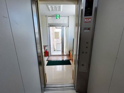 施設のエレベーター
