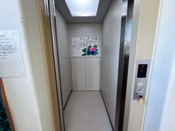 清潔なエレベーター内