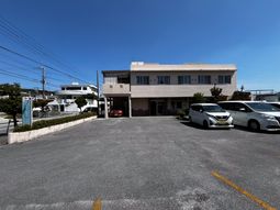 車両の停まった建物の前