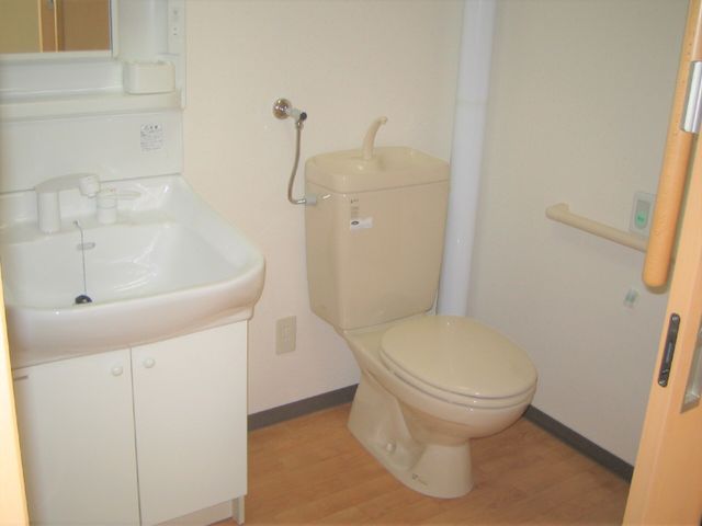 バリアフリートイレの内観 トイレ 手すり付きの清潔なトイレ空間です。使いやすく配慮された設計で安心してご利用いただけます。
