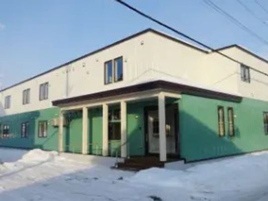 雪景色の建物外観  