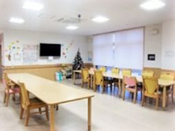 広々とした明るい食堂