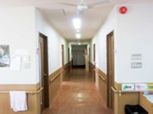 清潔な施設の廊下