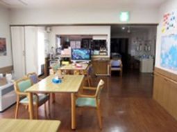 木製テーブルのある休憩室