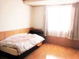明るい居室の様子