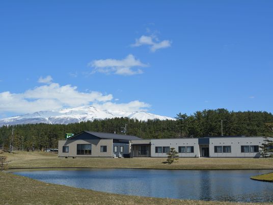 雪山を望む外観  