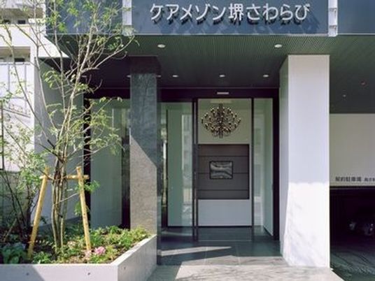 施設の玄関前  