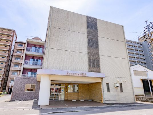 清潔感のある建物エントランス