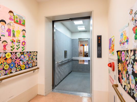 廊下のエレベーター