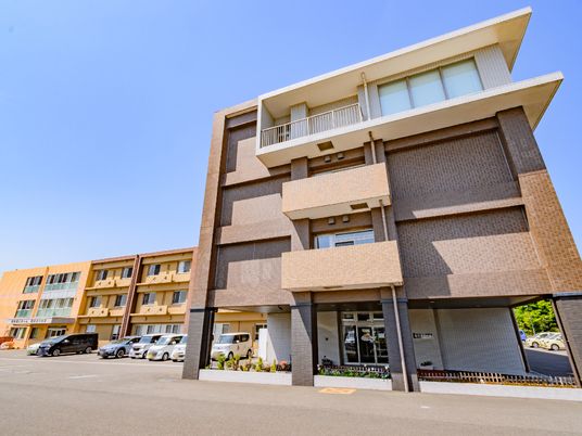 モダンな外観の建物