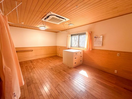 柔らかな光が差し込む居室