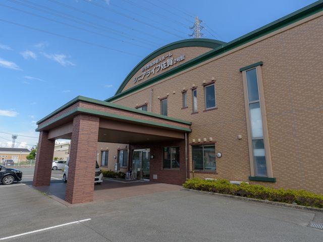 明るい建物の外観 外観 広々としたエントランスが印象的な建物です。清潔感があり、訪れる方を温かく迎え入れます。