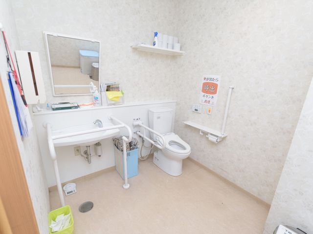 バリアフリートイレ設備 トイレ 安心してご利用いただける手すり付きの清潔なトイレです。日々の暮らしを支える細やかな配慮が行き届いています。