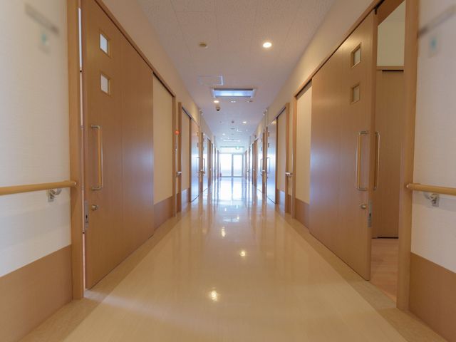 明るく清潔な廊下 廊下 手すりが整った安全な通路です。明るく落ち着いた雰囲気が、快適な職場環境を演出しています。