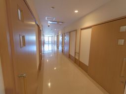 明るい廊下の風景