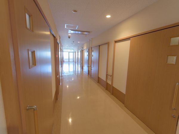 明るい廊下の風景