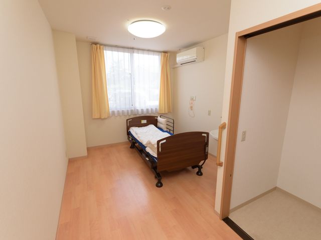 快適な個室居室 居室 広々とした清潔な個室で、ゆったりとした時間をお過ごしいただけます。窓からの自然光が心地よい空間を演出しています。