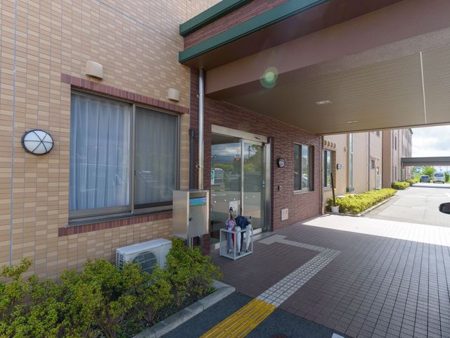 明るい施設のエントランス エントランス 広々としたエントランスは快適な出迎えを約束します。ゆったりとお過ごしいただけるスペースが広がっています。