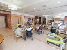 広々とした明るいラウンジ