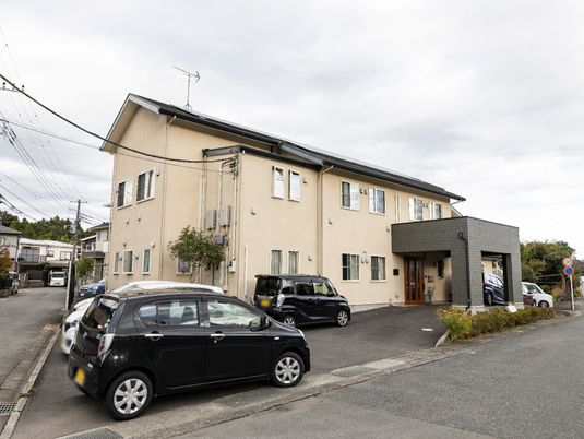 ゆったりとした外観の建物