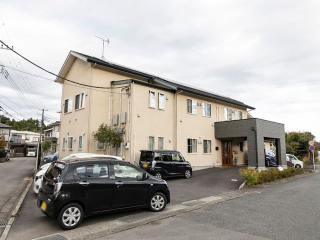 ゆったりとした外観の建物 外観 ゆったりとした広々とした敷地に建つ、訪れる人を温かく迎える建物です。駐車スペースも十分にあり、アクセスしやすい環境が整っています。