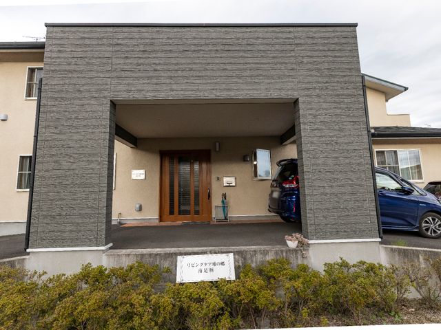 モダンな建物エントランス 玄関 落ち着いた雰囲気のエントランスがお出迎え。駐車場も完備されており、日々の通勤にも便利です。