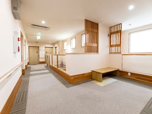 明るく清潔な廊下