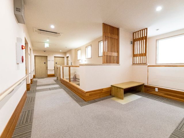 明るく清潔な廊下 廊下 広々とした廊下は自然光が差し込み、心地よい空間を提供しています。手すりも完備で安心して歩行できます。