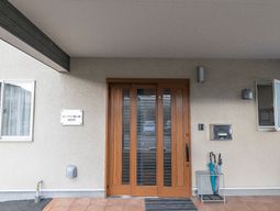 落ち着いた色合いのエントランス