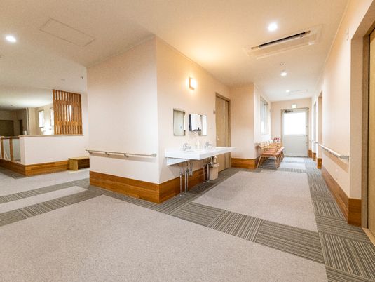 明るい共用廊下の情景