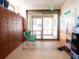 エントランスの靴ロッカーと椅子