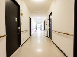 明るく綺麗な施設の廊下